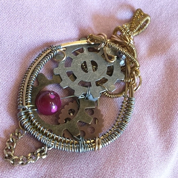 🇨🇦 Handcrafted Steampunk Pendant - Picture 2 of 3
